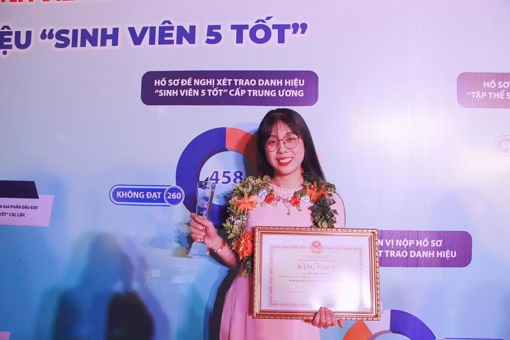 Nguyệt đạt danh hiệu "Sinh viên 5 tốt cấp Trung ương” năm 2020. (Ảnh: Nhân vật cung cấp)