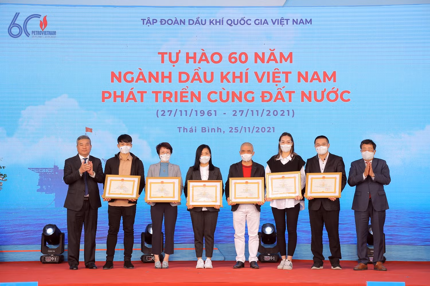 Tôn vinh những đóng góp của các cá nhân cho ngành Dầu khí Việt Nam