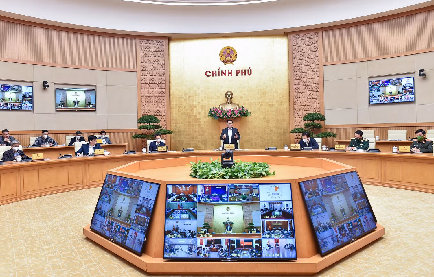 Chiều ngày 16/12, tại trụ sở Chính phủ, Thủ tướng Phạm Minh Chính, Trưởng Ban chỉ đạo quốc gia phòng chống dịch bệnh COVID-19 chủ trì cuộc họp trực tuyến toàn quốc về các giải pháp để triển khai hiệu quả hơn Nghị quyết 128 của Chính phủ. Ảnh: VGP/Nhật Bắc