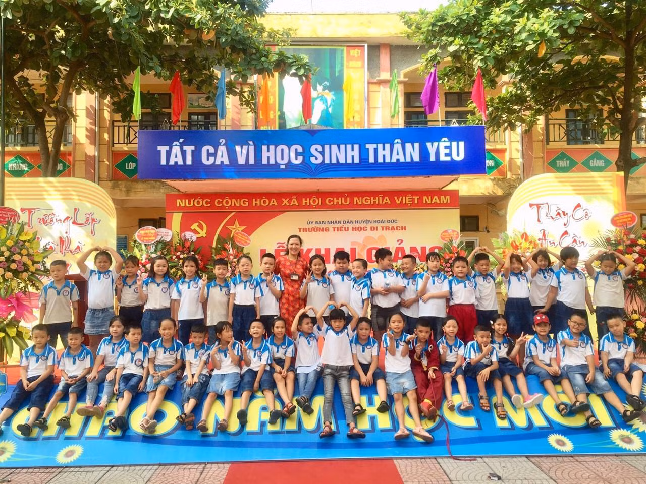 Cô Xuân cùng các em học sinh trong một buổi lễ khai giảng. (Ảnh: Nhà trường cung cấp) Cô Xuân cùng các em học sinh trong một buổi lễ khai giảng. (Ảnh: Nhà trường cung cấp)
