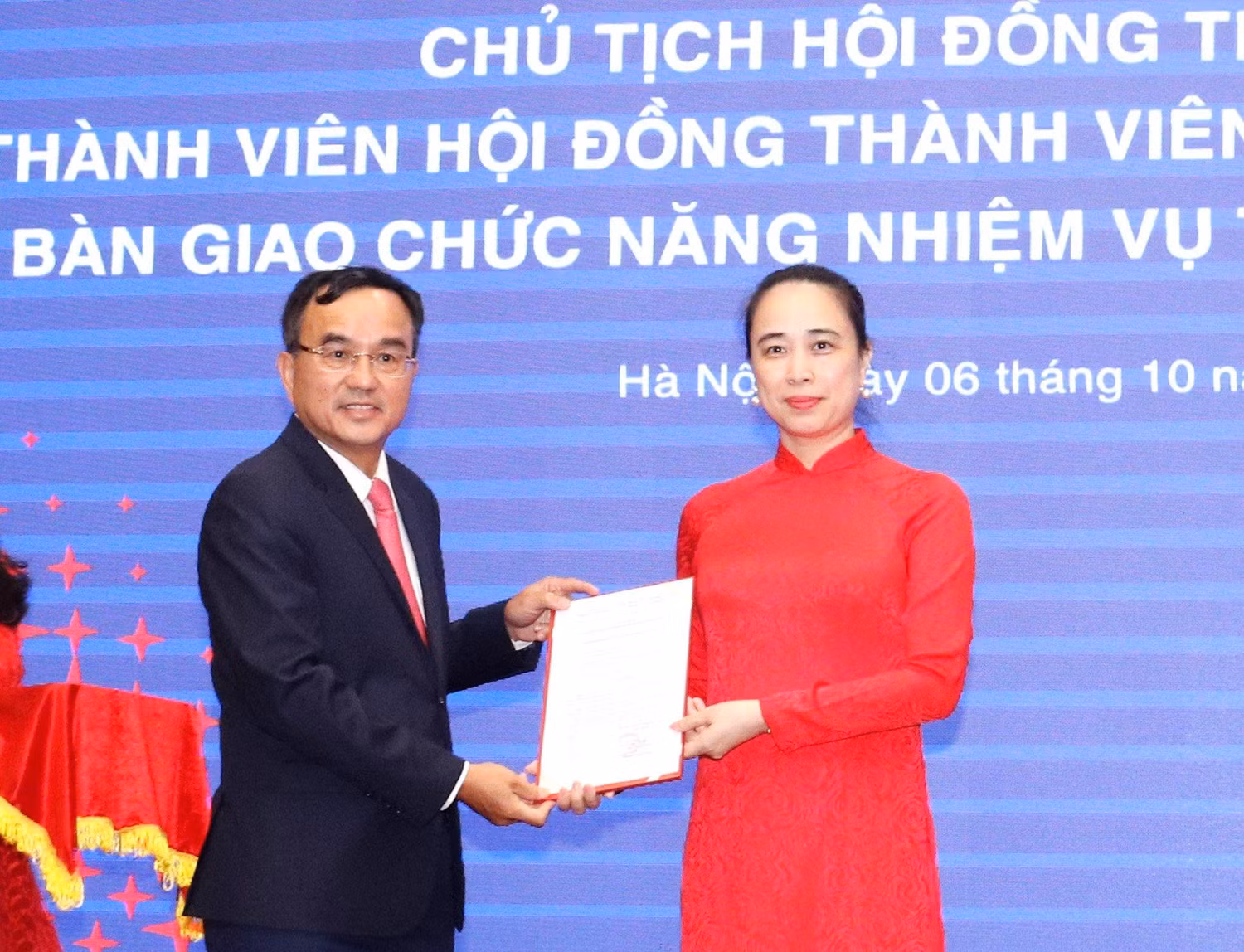 Ông Dương Quang Thành - Chủ tịch Hội đồng thành viên EVN trao quyết định Bổ nhiệm chủ tịch Hội đồng thành viên EVNNPC cho bà Đỗ Nguyệt Ánh Ông Dương Quang Thành - Chủ tịch Hội đồng thành viên EVN trao quyết định Bổ nhiệm chủ tịch Hội đồng thành viên EVNNPC cho bà Đỗ Nguyệt Ánh