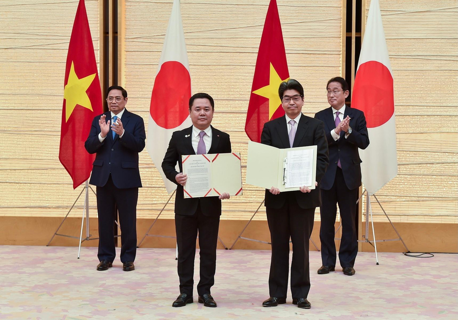 Hai Thủ tướng chứng kiến các bộ, ngành, cơ quan, doanh nghiệp 2 nước ký kết, trao đổi 11 văn kiện hợp tác. Ảnh: VGP/Nhật Bắc Hai Thủ tướng chứng kiến các bộ, ngành, cơ quan, doanh nghiệp 2 nước ký kết, trao đổi 11 văn kiện hợp tác. Ảnh: VGP/Nhật Bắc