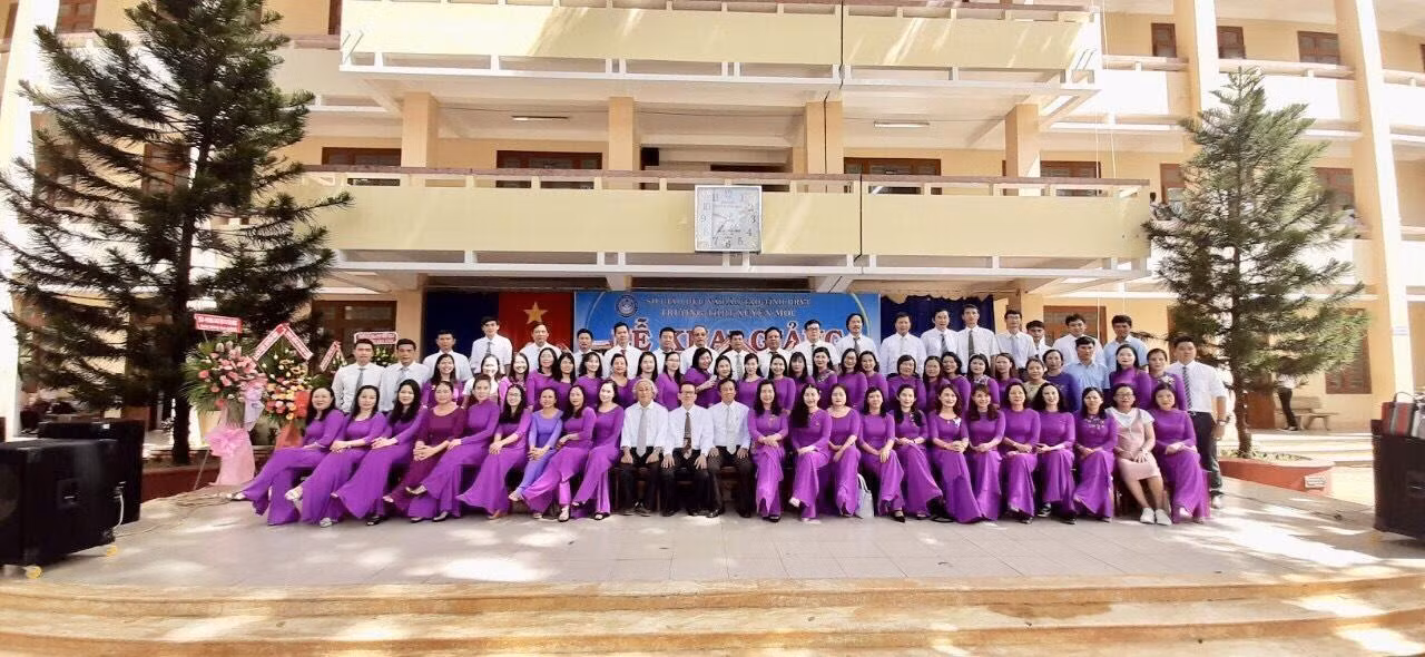 Tập thể sư phạm trường Trung học phổ thông Xuyên Mộc. (Ảnh nhà trường cung cấp) Tập thể sư phạm trường Trung học phổ thông Xuyên Mộc. (Ảnh nhà trường cung cấp)