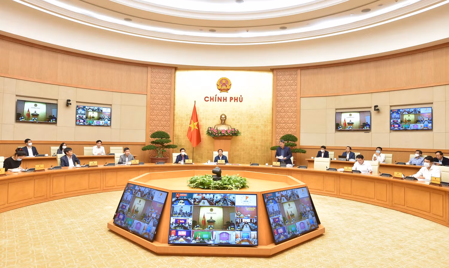 Phó Thủ tướng Lê Văn Thành chủ trì cuộc họp hoàn thiện quy hoạch vùng đầu tiên - Ảnh: VGP/Đức Tuân