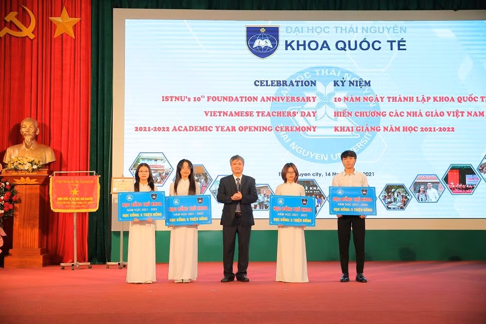 Phó giáo sư, Tiến sĩ Trần Thanh Vân - Phó Giám đốc Đại học Thái Nguyên tặng học bổng cho các thủ khoa năm 2021