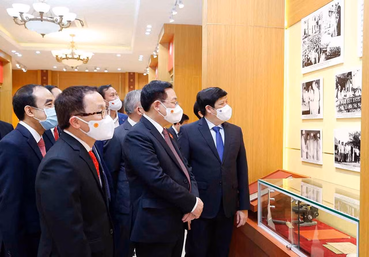 Giáo sư, Tiến sĩ Vương Đình Huệ, Uỷ viên Bộ Chính trị, Chủ tịch Quốc hội, cùng các đại biểu thăm Phòng Truyền thống Trường Đại học Y Hà Nội.
