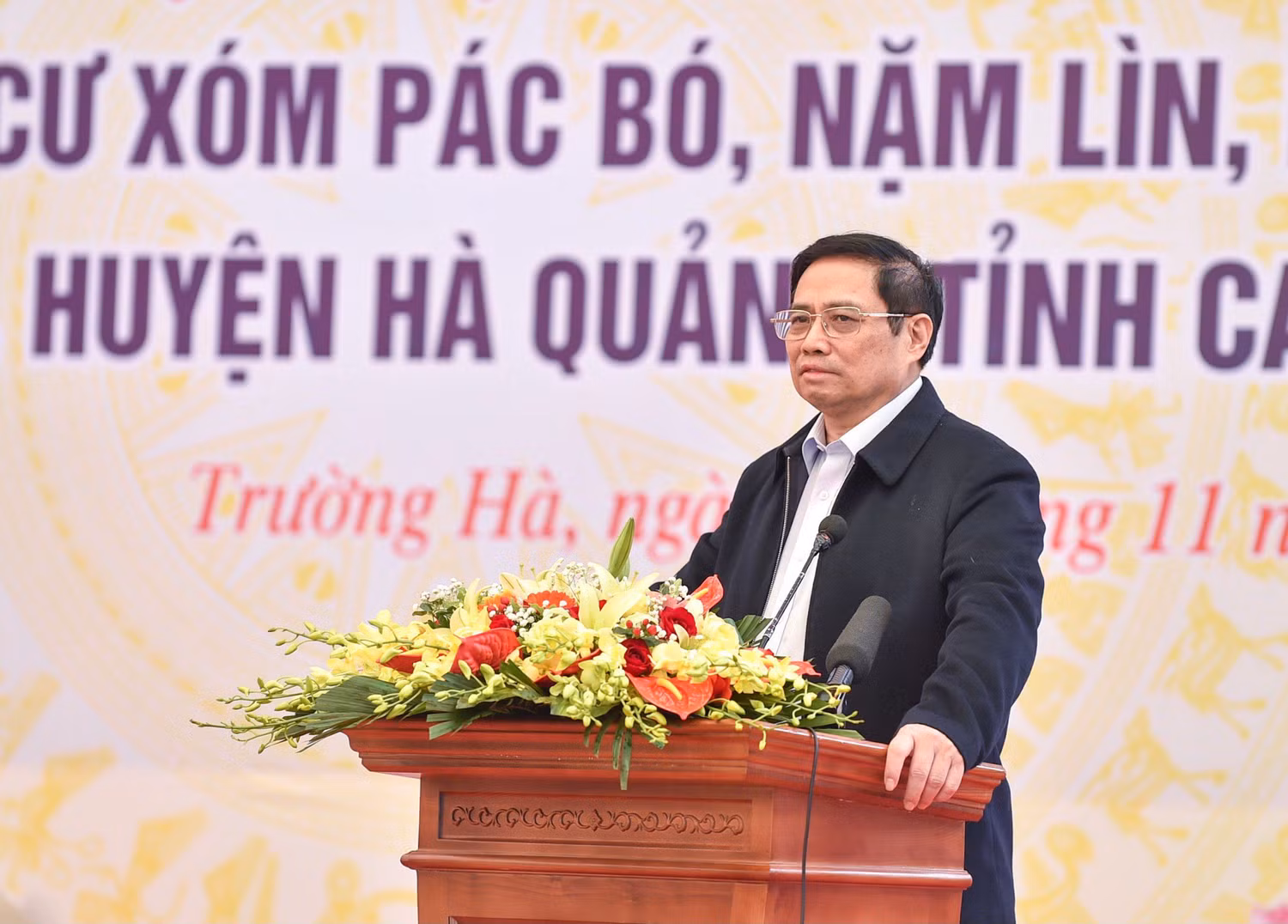 Thủ tướng Phạm Minh Chính phát biểu tại Ngày hội Đại đoàn kết dân tộc liên khu dân cư Pác Bó, Nặm Lìn, Nà Lẹng, xã Trường Hà, huyện Hà Quảng, tỉnh Cao Bằng - Ảnh: VGP/Nhật Bắc
