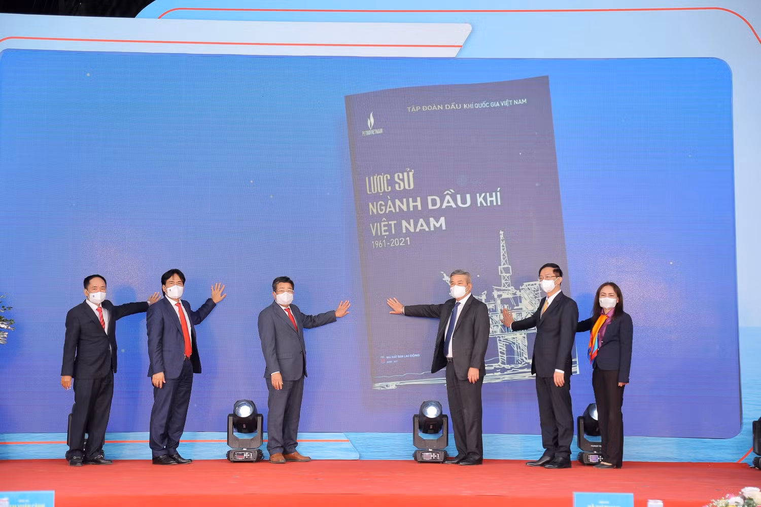 Ra mắt Bộ sách Lược sử Ngành Dầu khí Việt Nam.