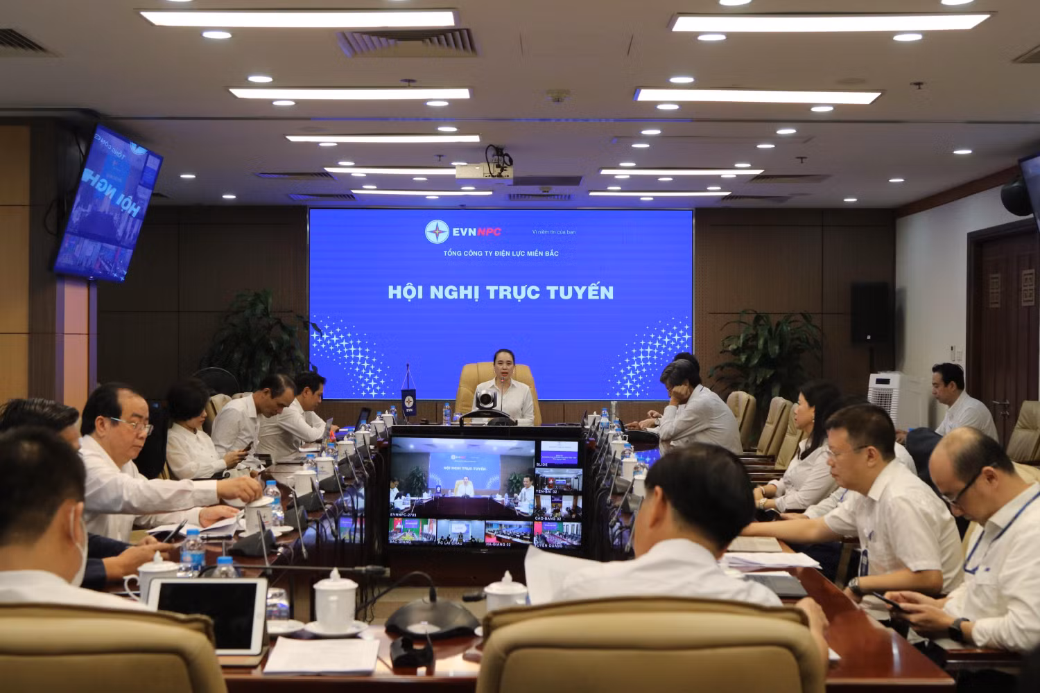 Chủ tịch Hội đồng thành viên EVNNPC Đỗ Nguyệt Ánh chỉ đạo quyết liệt tại các cuộc họp Chủ tịch Hội đồng thành viên EVNNPC Đỗ Nguyệt Ánh chỉ đạo quyết liệt tại các cuộc họp