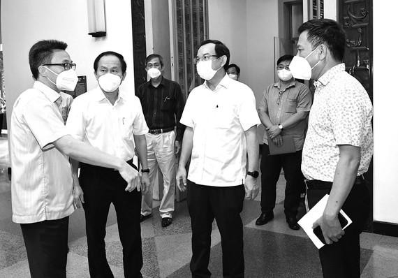 Bí thư Thành ủy Thành phố Hồ Chí Minh Nguyễn Văn Nên cùng Phó Thủ tướng Vũ Đức Đam kiểm tra công tác chuẩn bị lễ tưởng niệm. Ảnh: VIỆT DŨNG Bí thư Thành ủy Thành phố Hồ Chí Minh Nguyễn Văn Nên cùng Phó Thủ tướng Vũ Đức Đam kiểm tra công tác chuẩn bị lễ tưởng niệm. Ảnh: VIỆT DŨNG