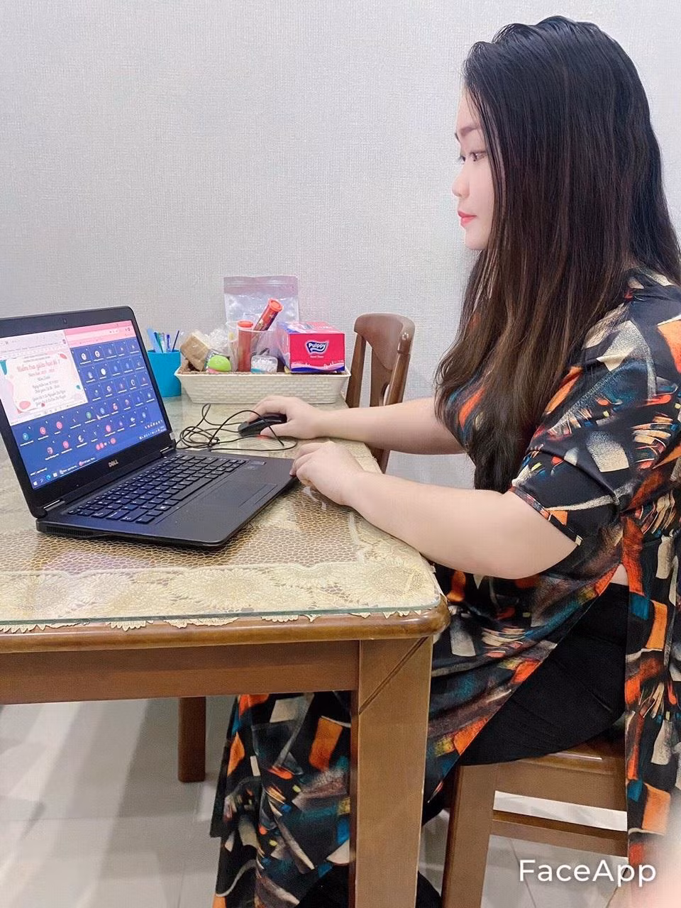 Cô Nguyễn Thị Ngọc, giáo viên trường Tiểu học Quang Trung coi kiểm tra trực tuyến giữa kì I. (Ảnh: NTCC)