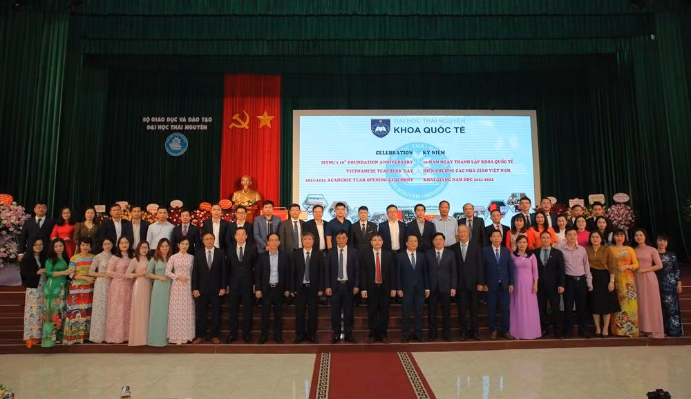 Các đại biểu dự buổi lễ chụp ảnh lưu niệm với cán bộ, giảng viên và sinh viên Khoa Quốc tế