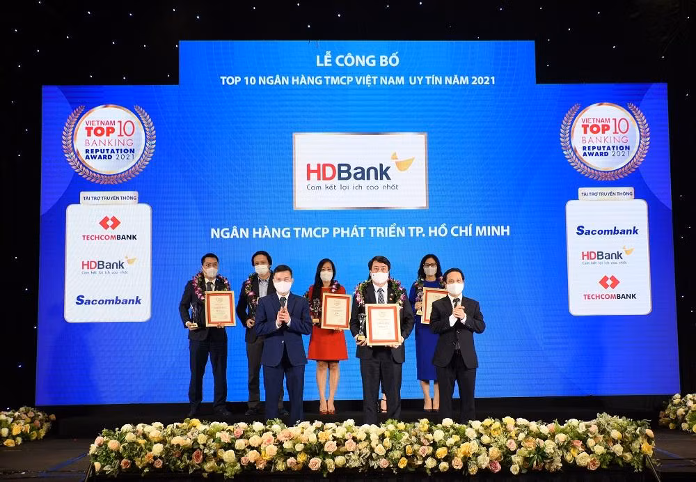 HDBank tiếp tục có mặt trong nhóm định chế tư nhân uy tín nhất trên thị trường, theo xếp hạng của Vietnam Report, khẳng định vị thế của một trong những ngân hàng năng động, dẫn đầu về tốc độ tăng trưởng. HDBank tiếp tục có mặt trong nhóm định chế tư nhân uy tín nhất trên thị trường, theo xếp hạng của Vietnam Report, khẳng định vị thế của một trong những ngân hàng năng động, dẫn đầu về tốc độ tăng trưởng.