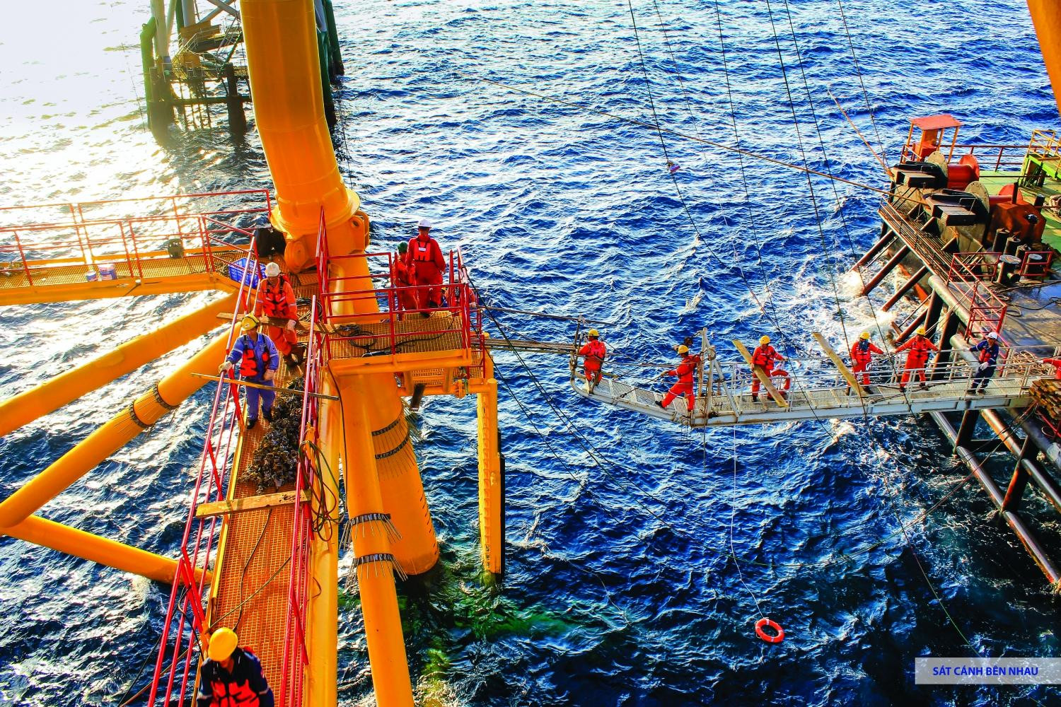 Vào 23h00 19/11/2021 Petrovietnam hoàn thành chỉ tiêu 7,99 triệu tấn dầu Kế hoạch sản lượng khai thác trong nước. Vào 23h00 19/11/2021 Petrovietnam hoàn thành chỉ tiêu 7,99 triệu tấn dầu Kế hoạch sản lượng khai thác trong nước.