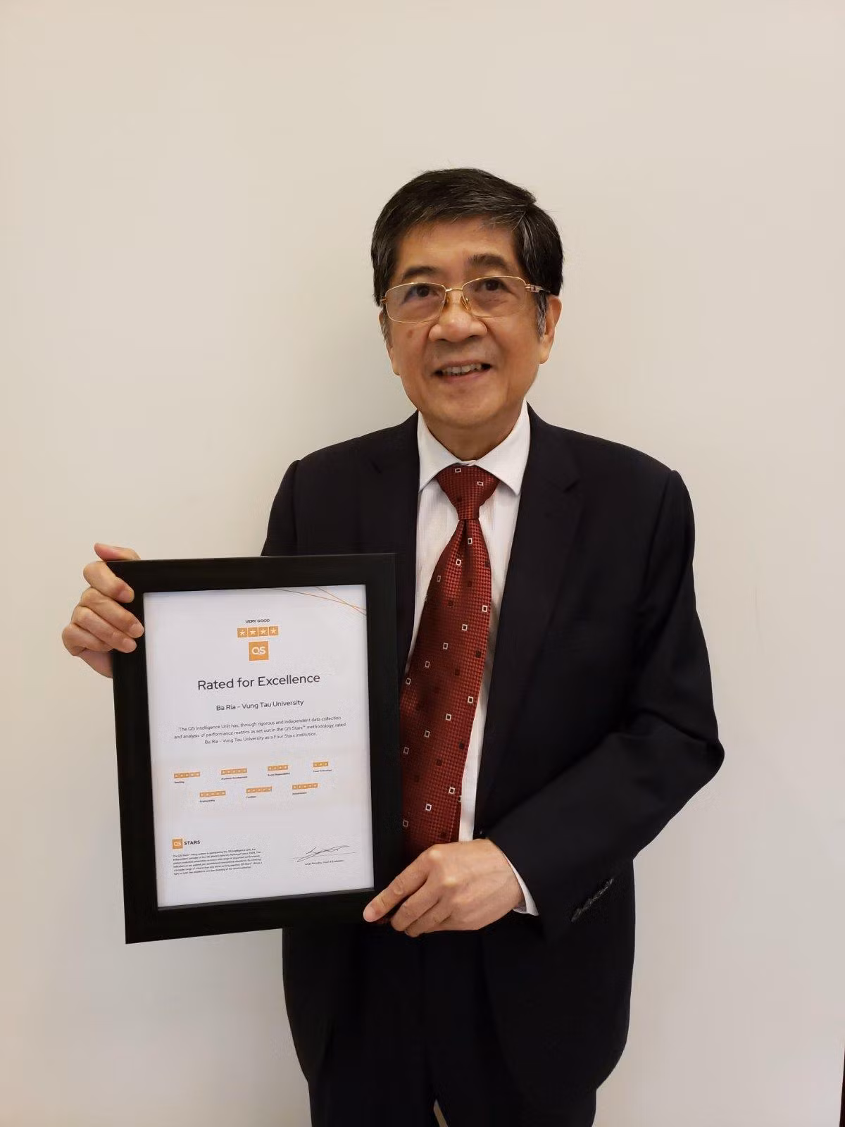 GS. TS Nguyễn Lộc, Hiệu trưởng nhà trường đón Chứng nhận QS STARS TM 4 SAO cho Trường Đại học Bà Rịa – Vũng Tàu từ đại diện Tổ chức QS (Quacquarelli Symonds – Anh Quốc)