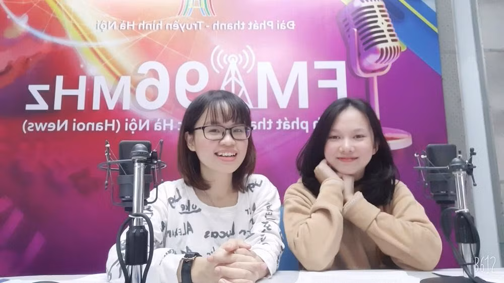 Bùi Thu Minh (bên trái) - sinh viên năm 3, chuyên ngành Báo phát thanh, Học viện Báo chí và Tuyên truyền may mắn khi có công việc làm thêm đúng với ngành học. Ảnh: NVCC Bùi Thu Minh (bên trái) - sinh viên năm 3, chuyên ngành Báo phát thanh, Học viện Báo chí và Tuyên truyền may mắn khi có công việc làm thêm đúng với ngành học. Ảnh: NVCC