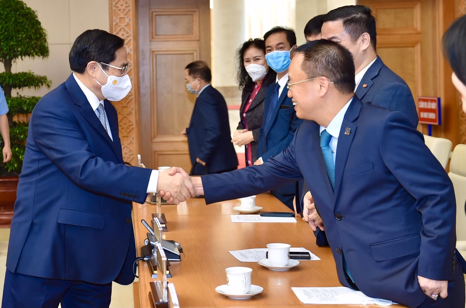 Thủ tướng Chính phủ gặp mặt doanh nhân nhân Ngày Doanh nhân Việt Nam (13/10) để ghi nhận, biểu dương những đóng góp, lắng nghe những mong muốn, nguyện vọng của cộng đồng doanh nhân và khẳng định tiếp tục chia sẻ, đồng hành với đội ngũ doanh nhân Việt Nam. Ảnh VGP/Nhật Bắc