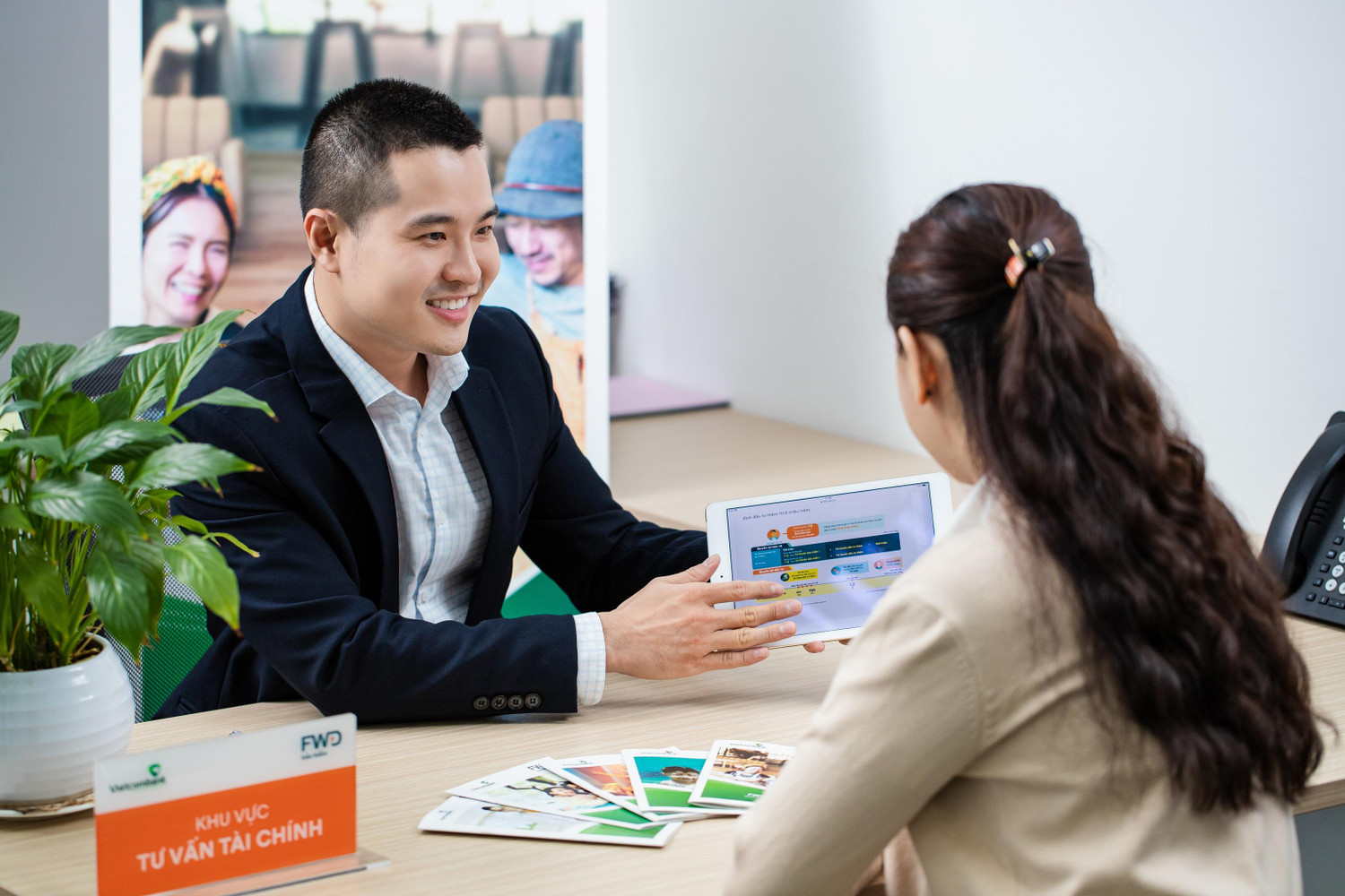 Tư vấn khách hàng về sản phẩm bảo hiểm FWD