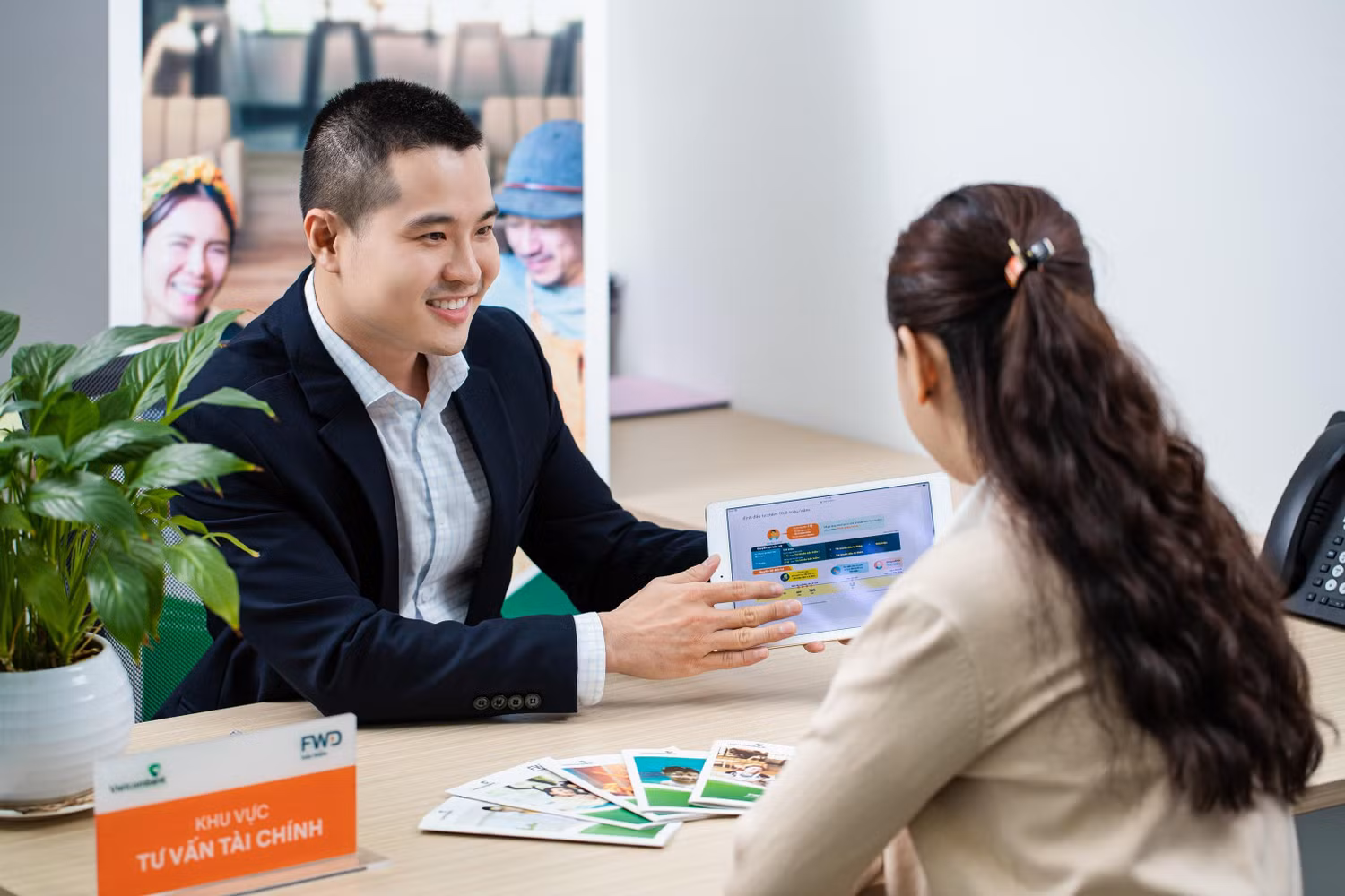Tư vấn khách hàng về sản phẩm bảo hiểm FWD
