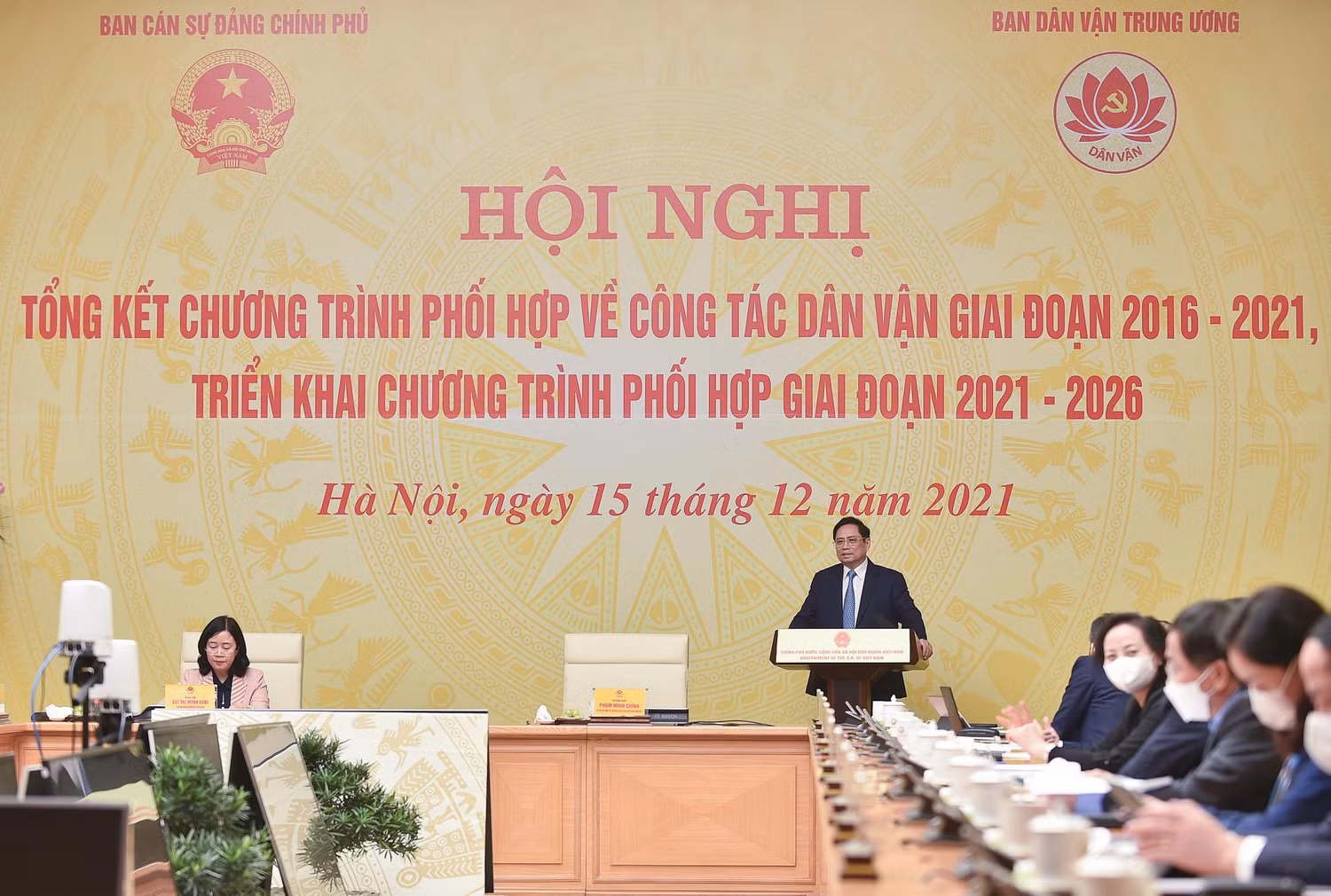 Thời gian tới, Thủ tướng đề nghị hai bên cần tập trung thực hiện tốt Quyết định số 23-QĐ/TW ngày 30/7/2021 của Bộ Chính trị về việc ban hành Quy chế công tác dân vận của hệ thống chính trị; phương châm “Dân biết, dân bàn, dân làm, dân kiểm tra, dân giám sát, dân thụ hưởng”. Ảnh: VGP/Nhật Bắc