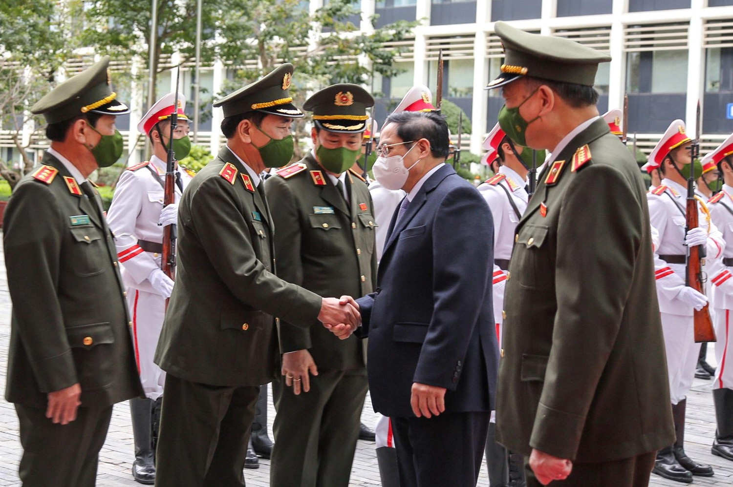 Thủ tướng Chính phủ Phạm Minh Chính cùng các đồng chí lãnh đạo Đảng ủy Công an Trung ương, Bộ Công an. Ảnh: VGP/Nhật Bắc