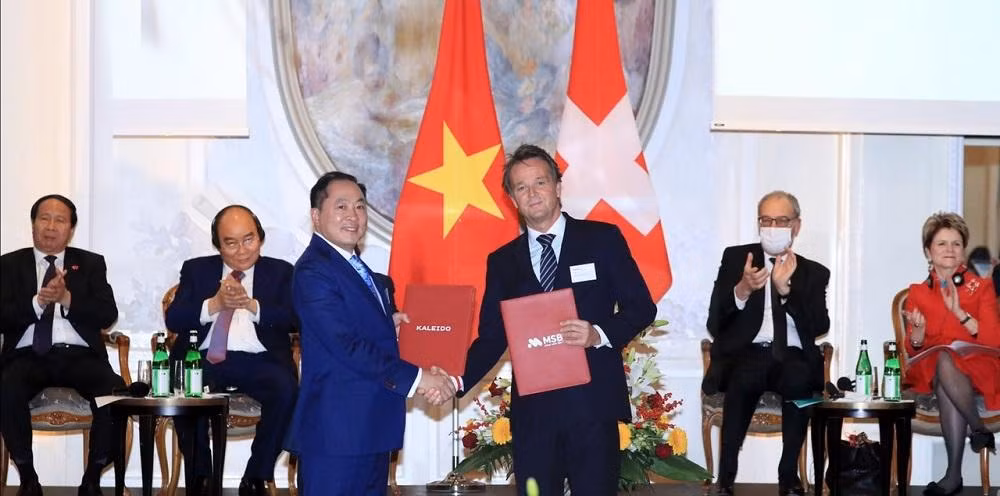 Ông Trần Anh Tuấn - Chủ tịch MSB và đại diện Ngân hàng Kaleido Thụy Sĩ trong lễ ký kết Ông Trần Anh Tuấn - Chủ tịch MSB và đại diện Ngân hàng Kaleido Thụy Sĩ trong lễ ký kết
