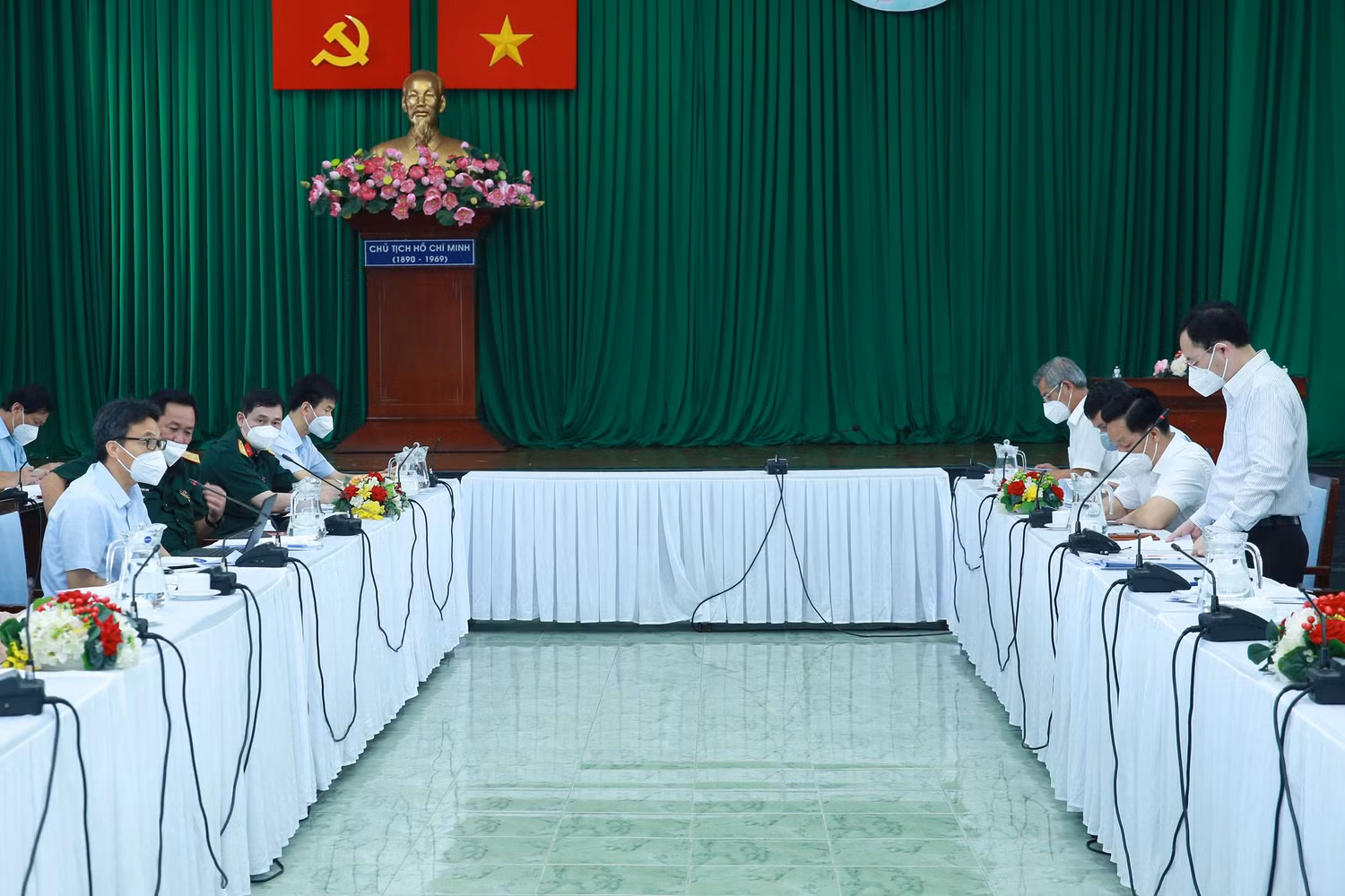 Theo Phó Thủ tướng Vũ Đức Đam, không chỉ chính quyền chủ động trong phòng, chống dịch mà người dân, doanh nghiệp cũng phải chủ động xây dựng phương án sản xuất bảo đảm an toàn, tự bảo vệ bản thân trước đại dịch. Ảnh: VGP/Đình Nam