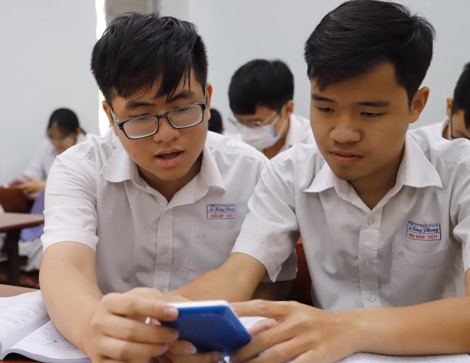 Tuấn Kiệt (đeo kính) cùng trao đổi với bạn trong giờ học môn Toán. Ảnh chụp năm học 2020-2021. Ảnh: N.H