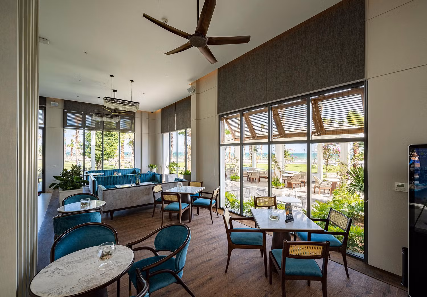 Saigon Casa Café nổi bật tại Miami Bikini Beach với dịch vụ ẩm thực đa dạng cùng tầm nhìn ra Vịnh Phan Thiết xanh biếc. (Ảnh thực tế dự án) Saigon Casa Café nổi bật tại Miami Bikini Beach với dịch vụ ẩm thực đa dạng cùng tầm nhìn ra Vịnh Phan Thiết xanh biếc. (Ảnh thực tế dự án)