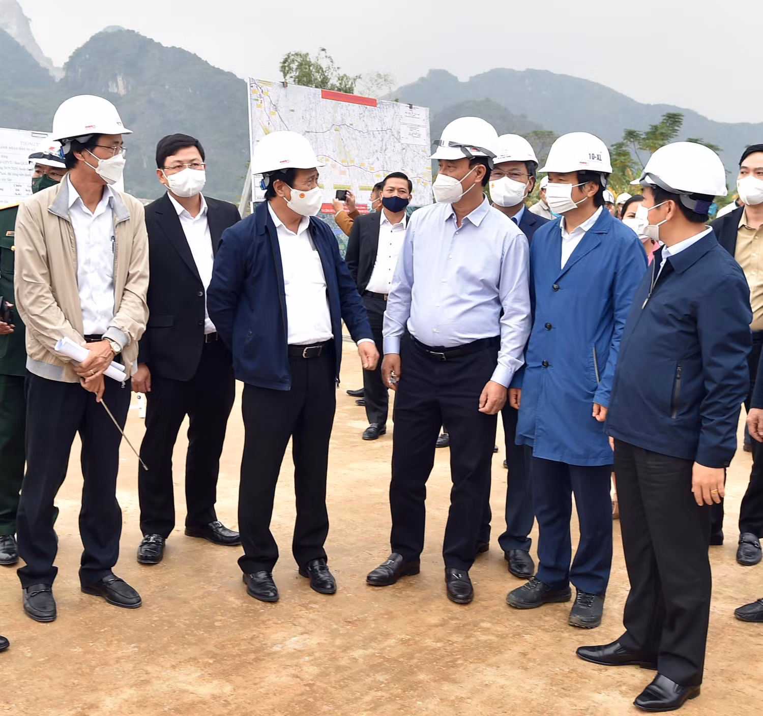 Phó Thủ tướng Lê Văn Thành kiểm tra hiện trường dự án Mai Sơn-Quốc lộ 45 (Thanh Hóa) - Ảnh VGP/Đức Tuân