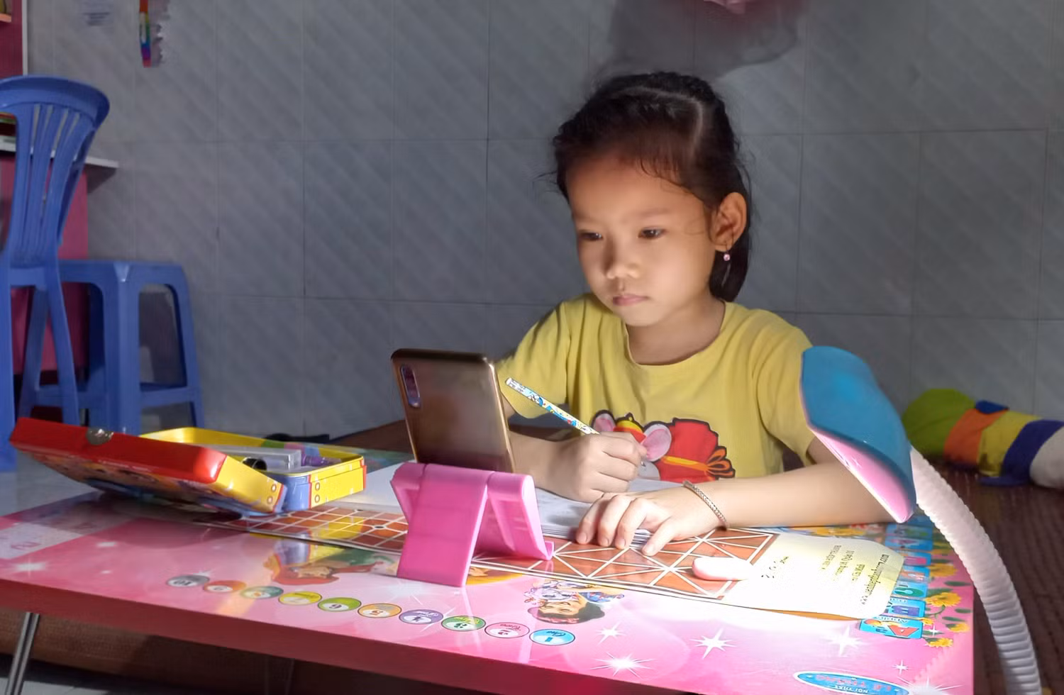 Em Trần Thiên Kim (con gái anh Phước) đang học online. Ảnh: Hữu Đức Em Trần Thiên Kim (con gái anh Phước) đang học online. Ảnh: Hữu Đức