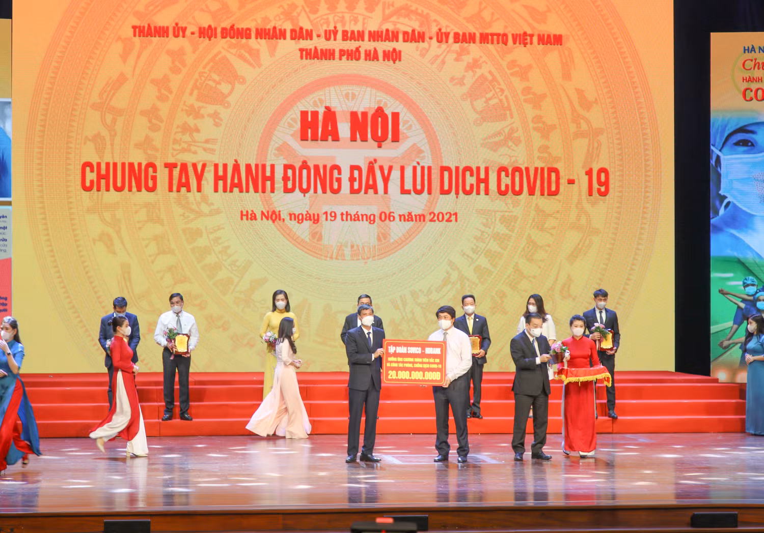 HDBank đã trao tặng 20 tỷ đồng vào Quỹ Vắc-xin phòng chống COVID-19. HDBank đã trao tặng 20 tỷ đồng vào Quỹ Vắc-xin phòng chống COVID-19.