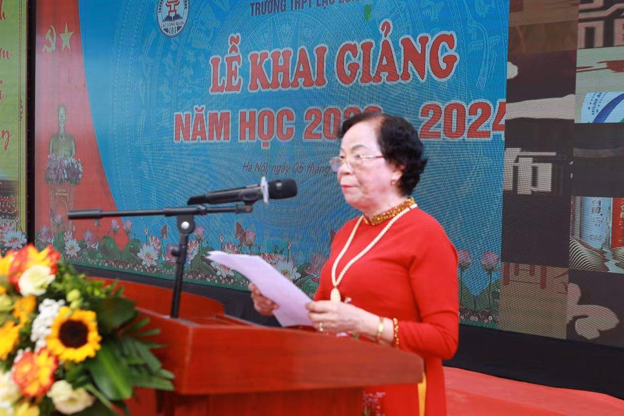 Cô giáo Phạm Thị Phinh - Uỷ viên Hội đồng quản trị đọc thư của Chủ tịch nước trong buổi lễ Khai giảng. Cô giáo Phạm Thị Phinh - Uỷ viên Hội đồng quản trị đọc thư của Chủ tịch nước trong buổi lễ Khai giảng.