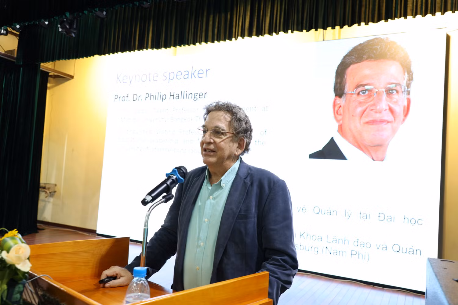 Giáo sư, Tiến sĩ Philip Hallinger, Trường Đại học Mahidol, Thailand chia sẻ tại Hội thảo. Giáo sư, Tiến sĩ Philip Hallinger, Trường Đại học Mahidol, Thailand chia sẻ tại Hội thảo.