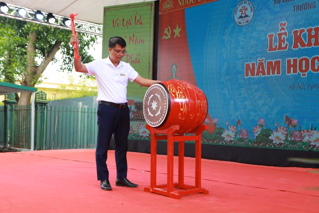 Nhà giáo Đinh Quang Dũng đánh trống khai giảng năm học mới. Nhà giáo Đinh Quang Dũng đánh trống khai giảng năm học mới.
