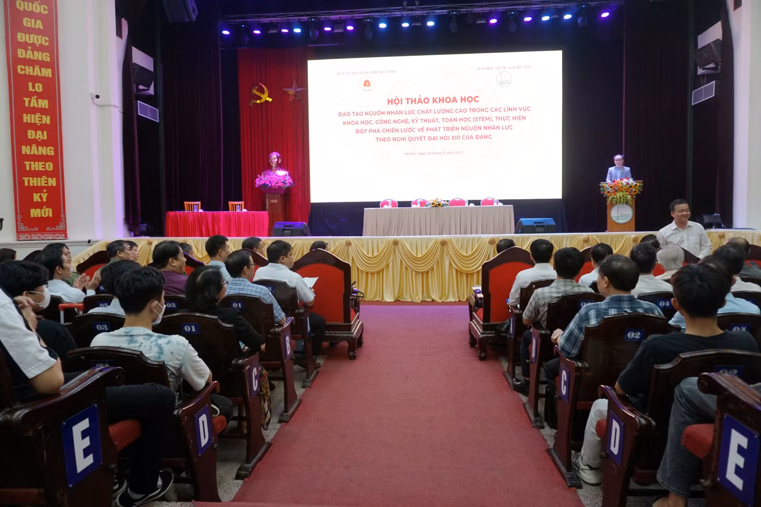 Toàn cảnh Hội thảo khoa học “Đào tạo nguồn nhân lực chất lượng cao trong các lĩnh vực khoa học, công nghệ, kỹ thuật, Toán học, thực hiện đột phá chiến lược về phát triển nguồn nhân lực theo Nghị quyết Đại hội XIII của Đảng”.