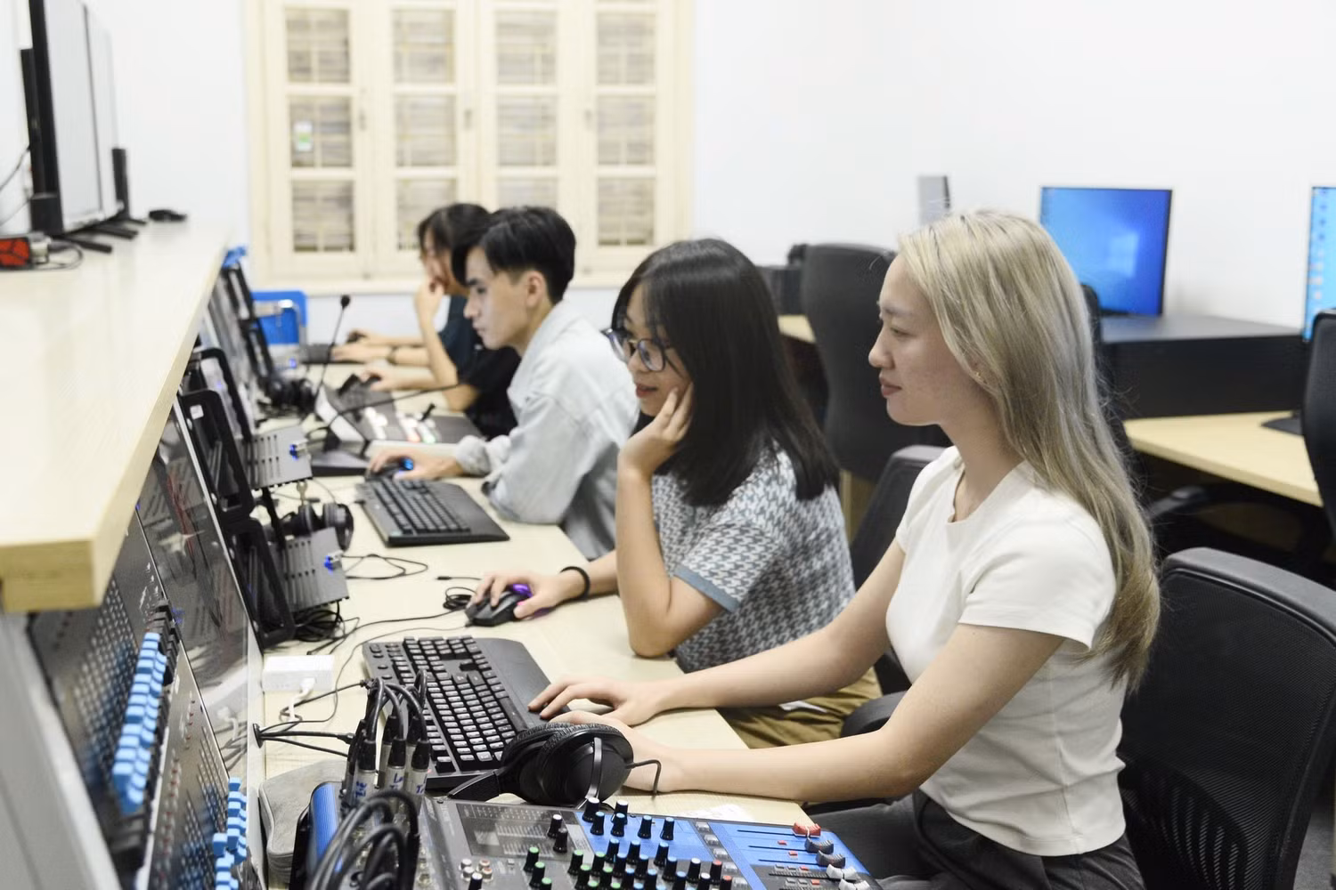 Sinh viên ngành Truyền thông đa phương tiện cần có khả năng sử dụng tiếng Anh và các kỹ năng học tập và làm việc trong môi trường quốc tế. Ảnh: Trường Đại học Hà Nội