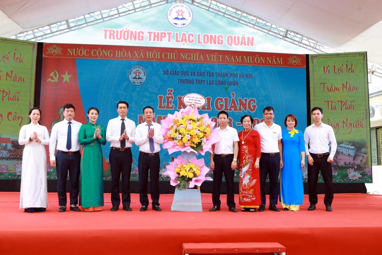 Đồng chí Phạm Văn Minh - Phó Bi thư Huyện uỷ, Chủ tịch Ủy ban nhân dân huyện Sóc Sơn tặng hoa chúc mừng nhà trường nhân dịp khai giảng năm học mới Đồng chí Phạm Văn Minh - Phó Bi thư Huyện uỷ, Chủ tịch Ủy ban nhân dân huyện Sóc Sơn tặng hoa chúc mừng nhà trường nhân dịp khai giảng năm học mới
