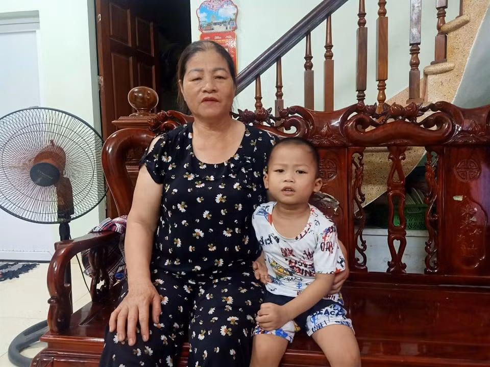 Bà Điểm và con trai chị Thơm.