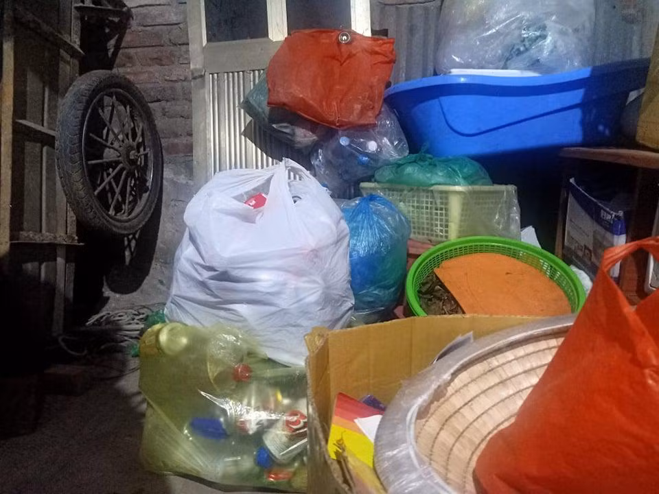 Những chai lọ được chị Thơm đi nhặt nhạnh chất cao góc nhà.