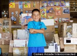 Cậu bé đứng trước cửa hàng nhỏ của mình