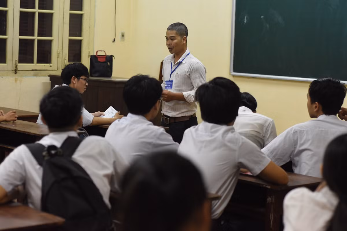 Các giám thi nhắc nhở thí sinh dự thi lần cuối.