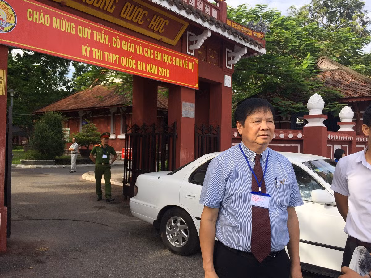 Ông Nguyễn Dung - Phó Chủ tịch Ủy ban nhân dân tỉnh Thừa Thiên Huế đi kiểm tra tại điểm thi trường Quốc học Huế. Ảnh: TL