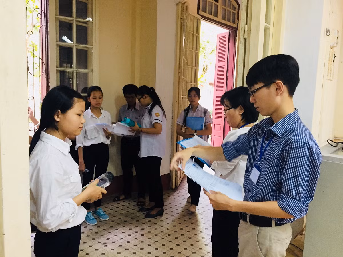 Thí sinh làm thủ tục vào phòng thi sáng ngày 25/6.