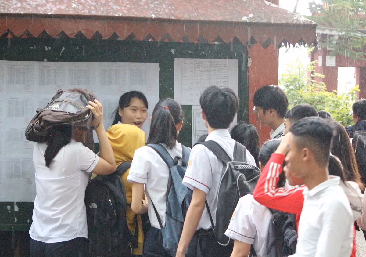 Cơn mưa lớn vào chiều ngày 24/6 khiến việc đi lại của thí sinh rất khó khăn.