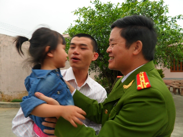 Anh Lê Viết Dũng (bố cháu Na) bày tỏ lòng cảm ơn với các chiến sĩ công an vì đã sớm tìm ra cháu và giải cứu cháu an toàn