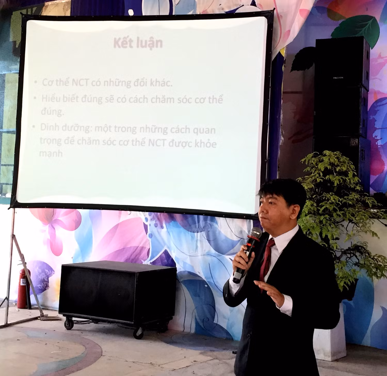 Phó Giáo Sư - Tiến Sĩ Bác sĩ Nguyễn Anh Tuấn (Đại học Y Dược TP.Hồ Chí Minh) trình bày về chế độ dinh dưỡng hợp lý cho người cao tuổi