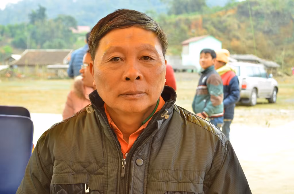 Ông Bàn Văn Sinh - Phó Bí thư thường trực xã Vân Hồ không giấu nổi xúc động khi Ngân hàng BIDV trao phần quà cho các học sinh nghèo của Vân Hồ. Ông Bàn Văn Sinh - Phó Bí thư thường trực xã Vân Hồ không giấu nổi xúc động khi Ngân hàng BIDV trao phần quà cho các học sinh nghèo của Vân Hồ.