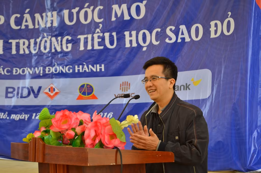 Ông Nguyễn Việt Hà - Giám đốc Ban Thương hiệu và quan hệ công chúng BIDV phát biểu tại lễ trao quà. Ông Nguyễn Việt Hà - Giám đốc Ban Thương hiệu và quan hệ công chúng BIDV phát biểu tại lễ trao quà.