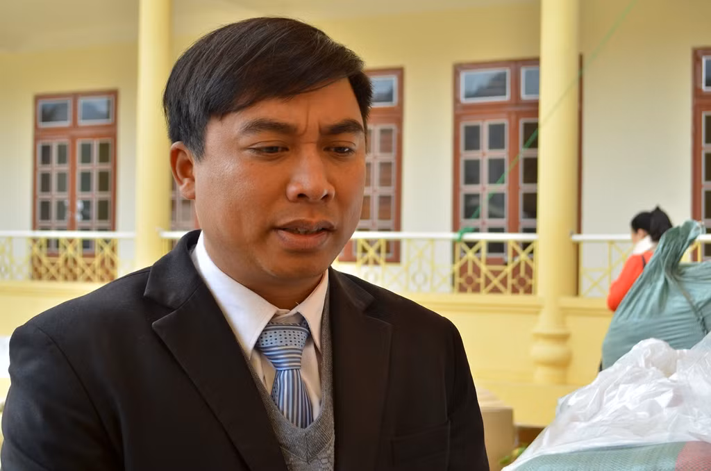 Thầy Đinh Văn Hoạt - Hiệu trưởng Trường tiểu học Sao Đỏ. Thầy Đinh Văn Hoạt - Hiệu trưởng Trường tiểu học Sao Đỏ.
